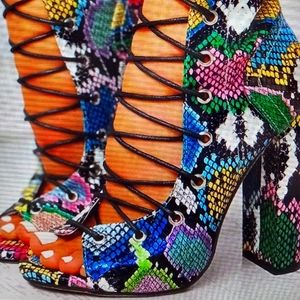 Size 8.5 snake skin shoe